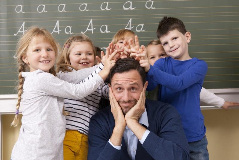 учитель и радостные дети