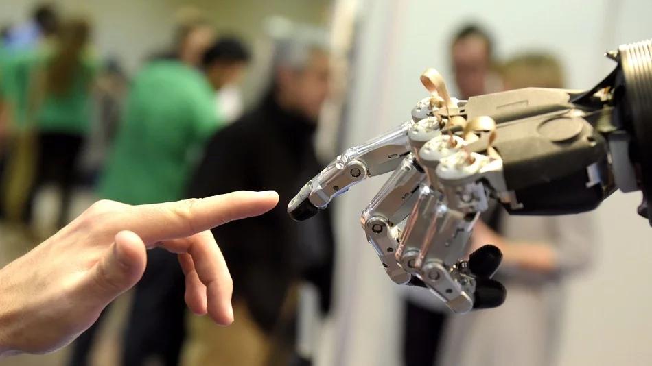 рука человека и робота