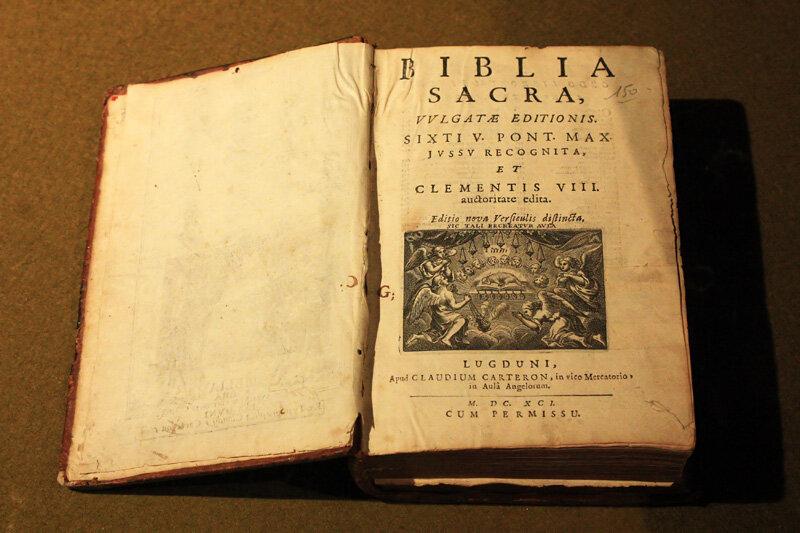 Библия Вульгата на латинском языке